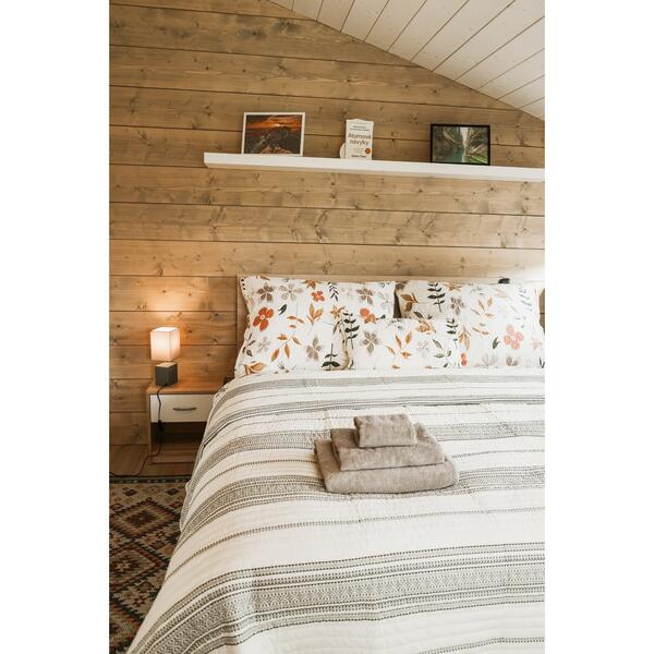 Master bedroom detail