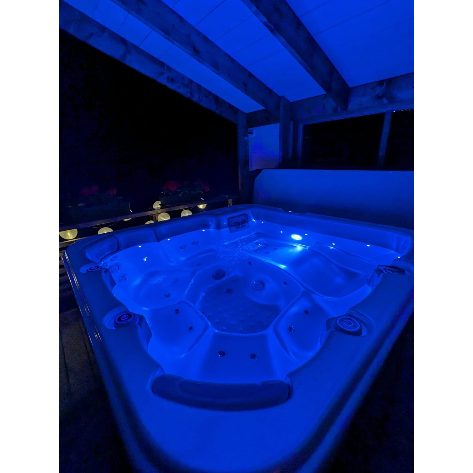 Covered jacuzzi with ambient lighting at Dream House